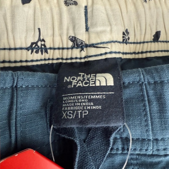 The North Face Women's Navy Cargo Shorts - Picture 7 of 9